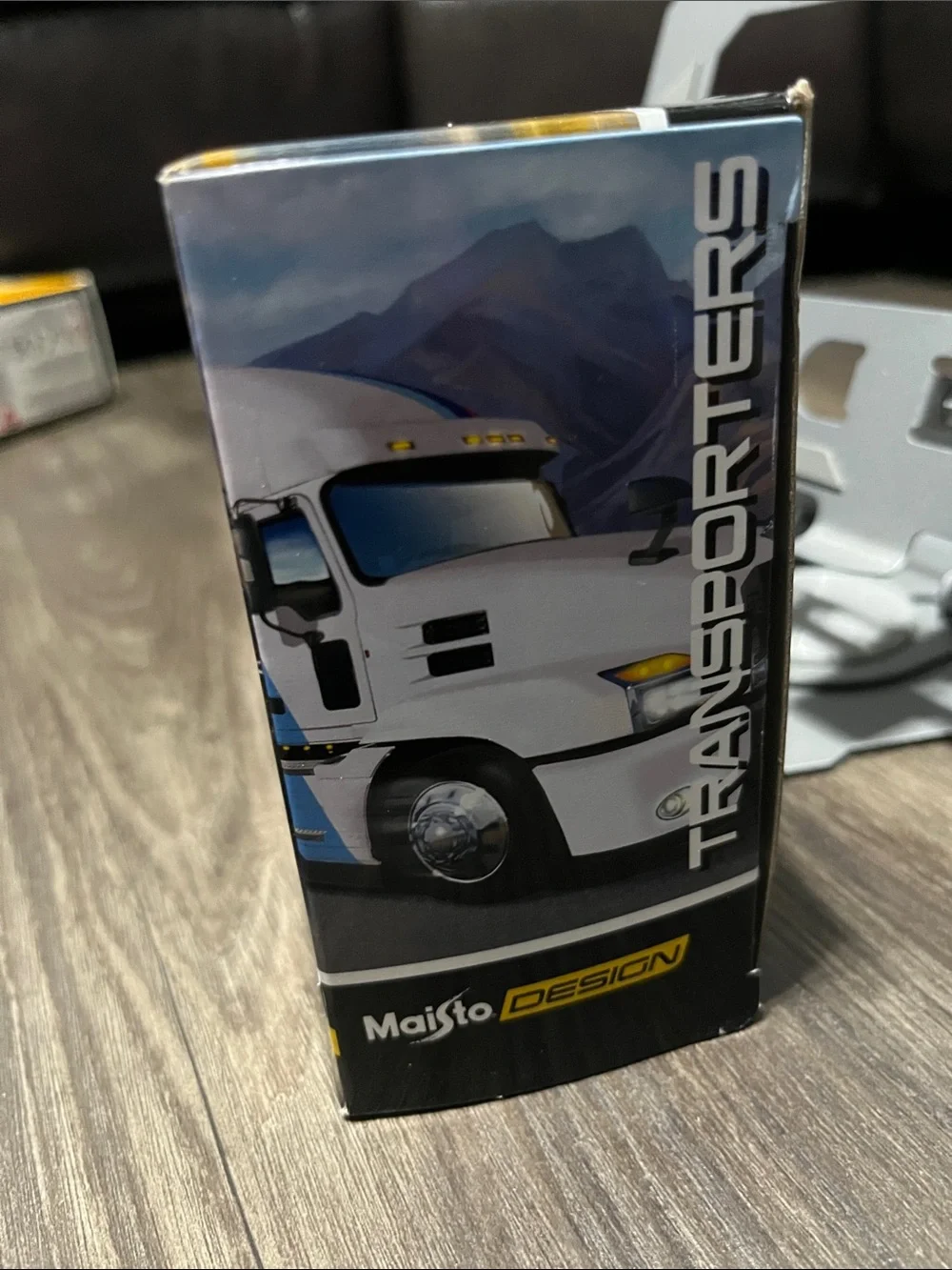 Maisto Design 1/64 Mercedez Benz Actros 1851-1990 Mercedez Benz 190E